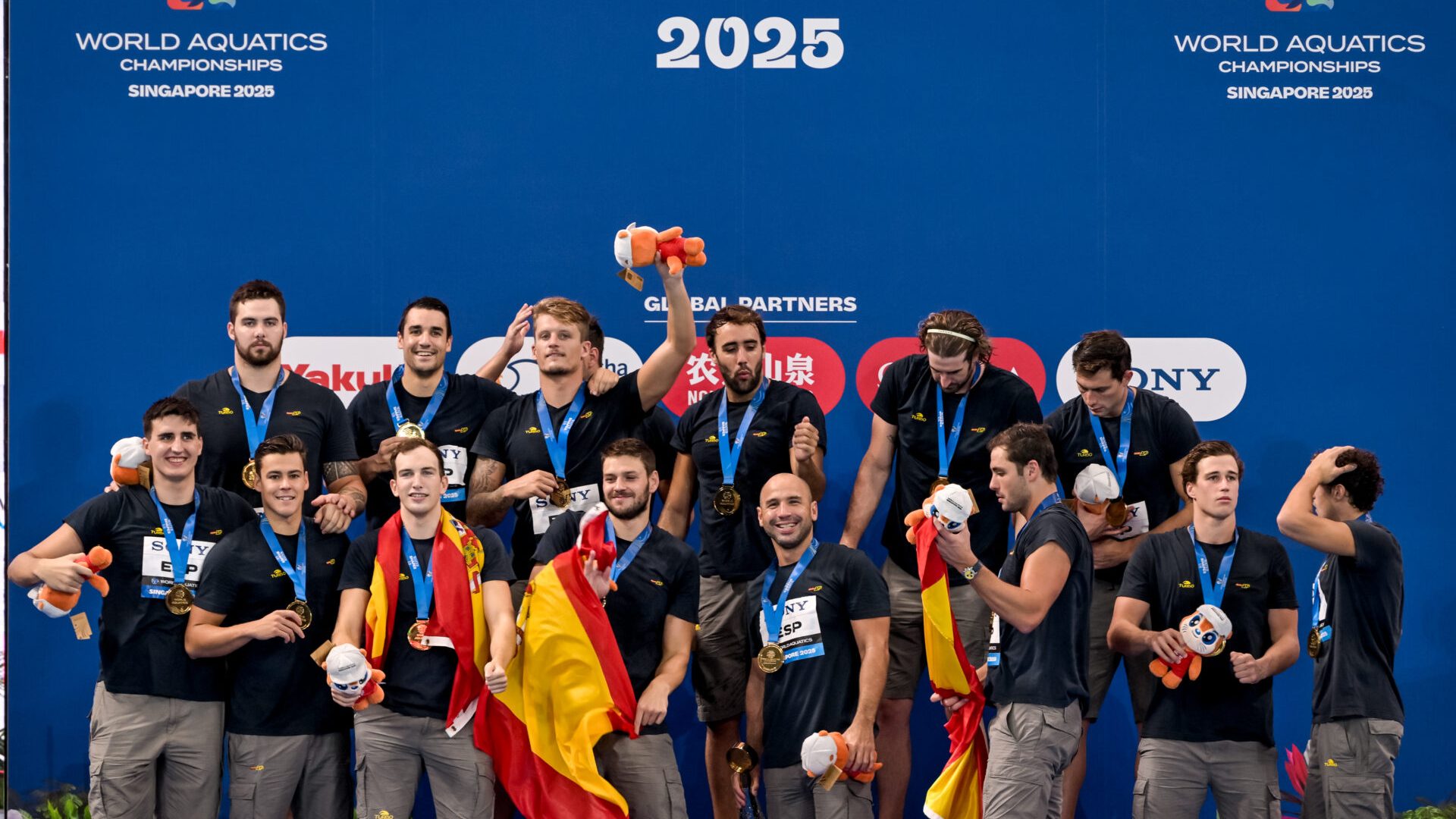 Athletes of team Spain celebrate after winning in the water polo men gold medal match between Spain (light caps) and Hungary (dark caps), during the 22nd World Aquatics Championships at the OCBC Aquatic Centre in Singapore (Singapore), July 24, 2025.